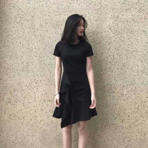 Audrey Hepburn's slim fishtail dress for summer 2020 is a chic little black dress