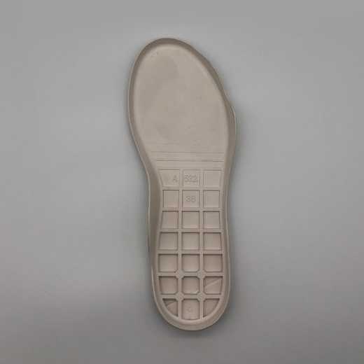 Rubber sole A532 has good wear resistance, high skid resistance, not easy to break, stable tightness, good air permeability, temperature resistance, good softness and good elongation