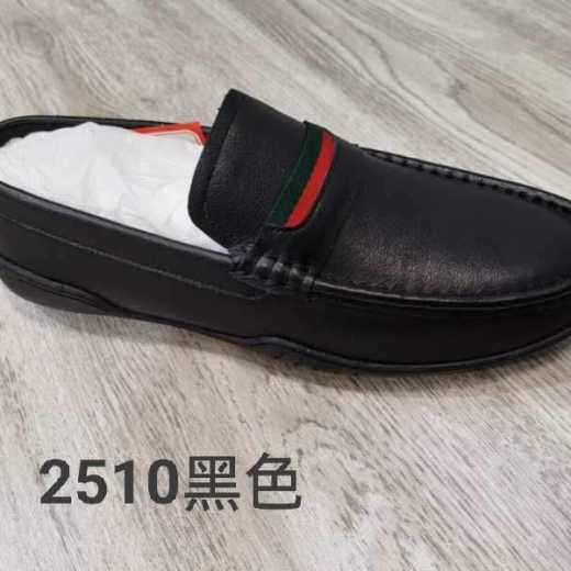 The top layer of men's casual leather shoes is cowhide, which is made by hand and stitched by hand