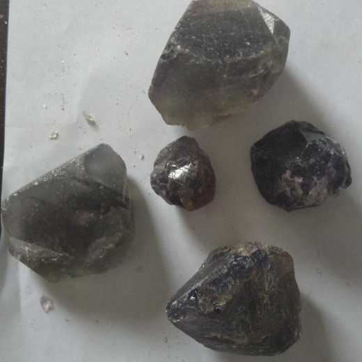 Natural iolite stones